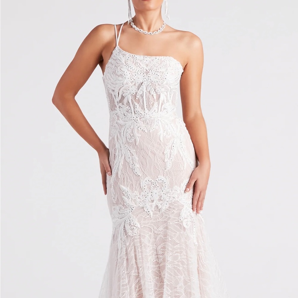 New with tags: Lace Corset Mermaid beautiful gown for wedding or prom.